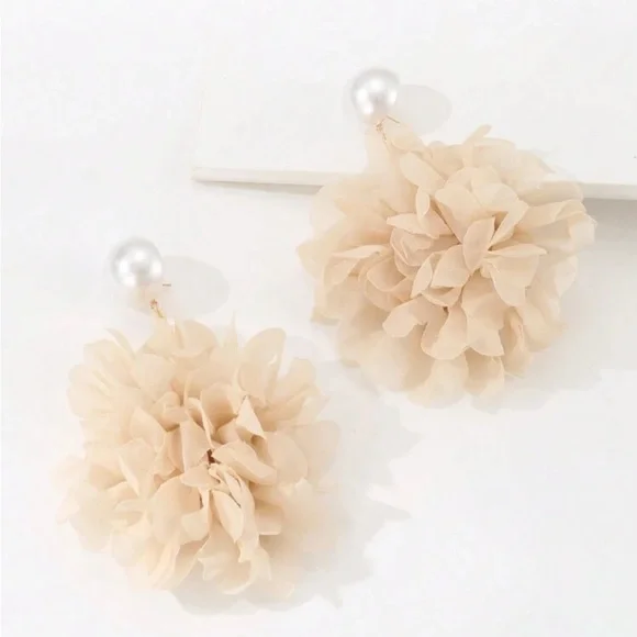 ✨NEW Elegant Cream Floral Earrings - Picture 2 of 4